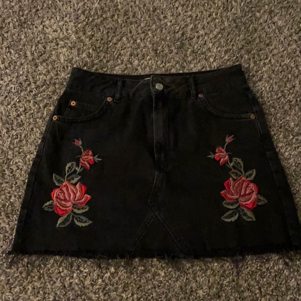 trendy black denim skirt with rose patches